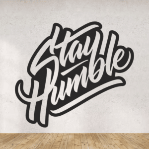 Sticker vinyle "Stay Humble" inspirant et moderne.
