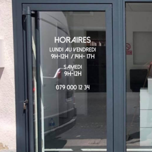 Sticker vinyle pour afficher les horaires et numéro de téléphone.