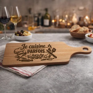 Planche à découper en bois gravée 'Je cuisine… parfois'