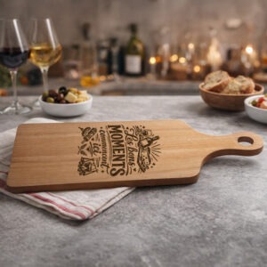 Planche à découper en bois gravée avec le texte Les bons moments commencent ici