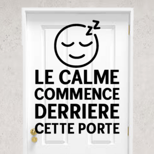 Design moderne avec texte “Le calme commence derrière cette porte” - mockup autocollant vinyle