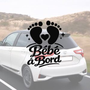Bébé à bord avec des petits pieds - aperçu sur vitre de voiture