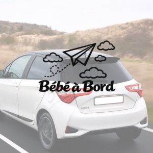 Bébé à bord avec un avion en papier - aperçu sur vitre de voiture