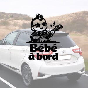 Bébé à bord avec un bébé rockeur et guitare - aperçu sur vitre de voiture