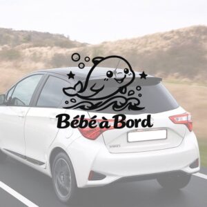 Bébé à bord avec un dauphin - aperçu sur vitre de voiture
