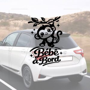 Bébé à bord avec un petit singe - aperçu sur vitre de voiture